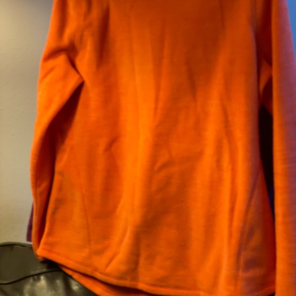 Light weight Tek gear sweatshirt! Super soft!